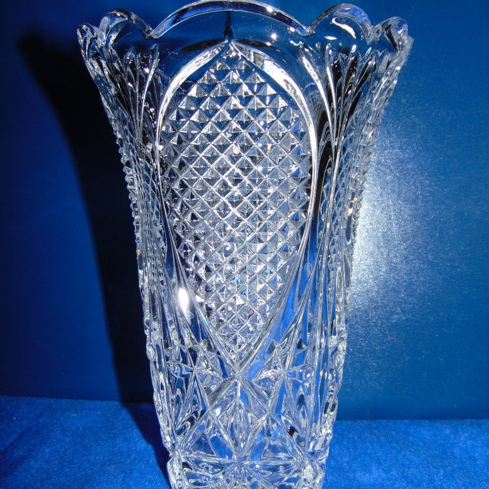 Vintage Elegant and Beautiful Lead Crystal Vase, 8 inches tall